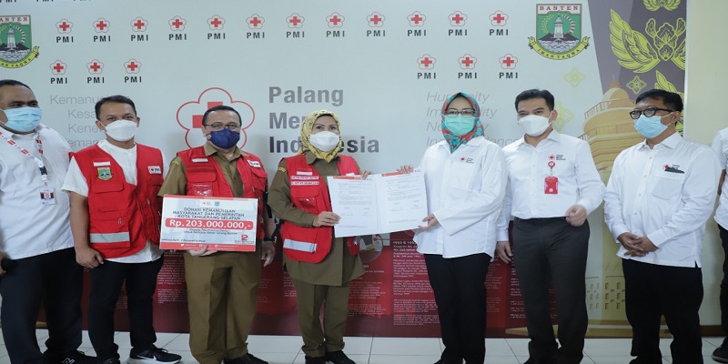 PMI Tangsel menyerahkan donasi untuk korban bencana ke PMI Banten/IST