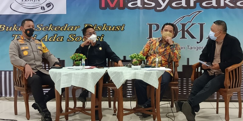 Walikota Tangerang Arief R Wismansyah (batik) dalam sebuah diskusi/AUL