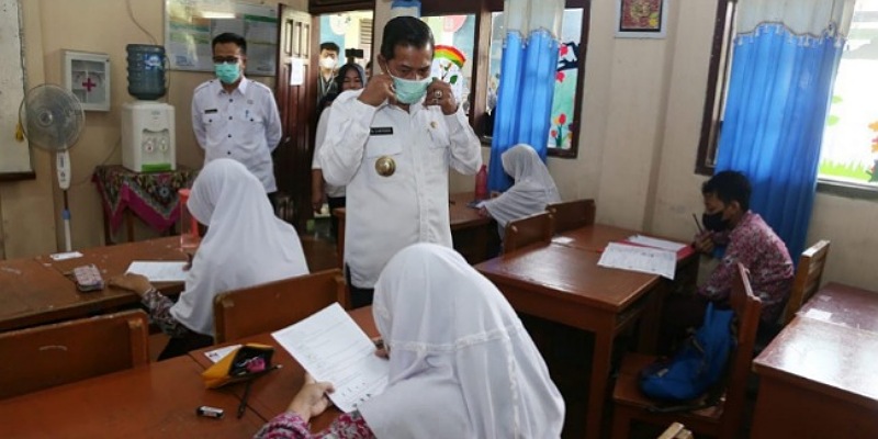 Walikota Serang Syafrudin saat monitoring ujian sekolah/Hendra