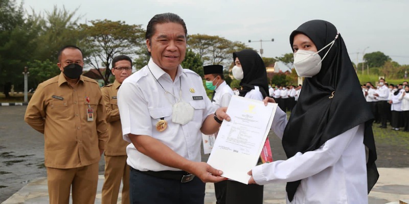 Penjabat (Pj) Gubernur Banten Al Muktabar menyerahkan Surat Keputusan Gubernur Banten PPPK (Pegawai Pemerintah dengan Perjanjian Kerja) Pemerintah Provinsi Banten/Hendra