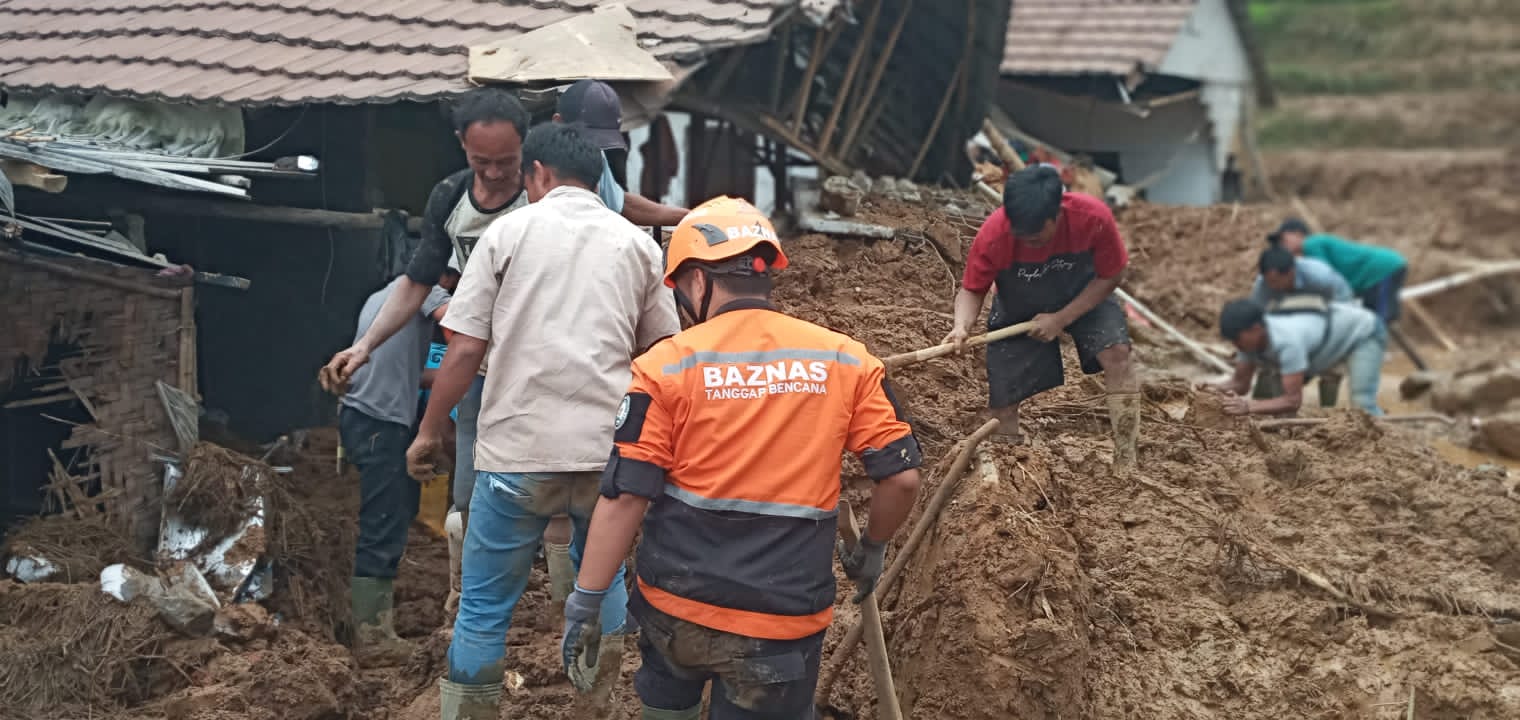 Petugas Baznas bantu penyelamatan bencana longsor di Kabupaten Bogor/IST