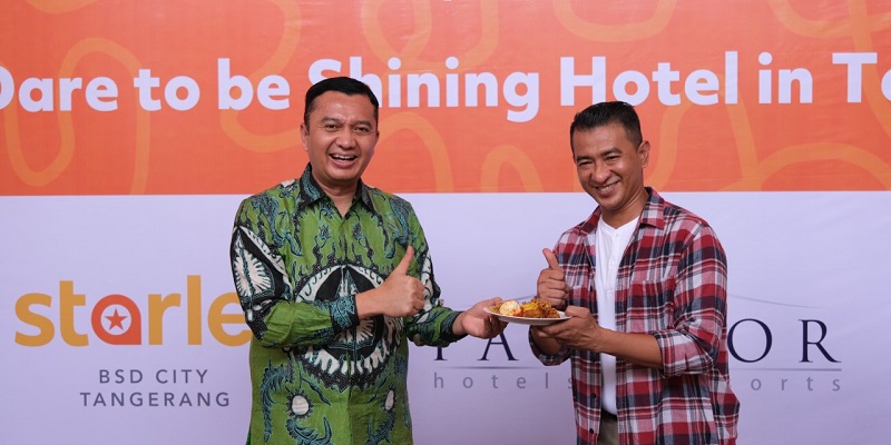 Johannes Hutauruk (Chief Operating Officer of Parador Hotels & Resorts) memberi tumpeng kepada Ery Setiawan (Hotel Manager of Starlet Hotel BSD City)/RAS