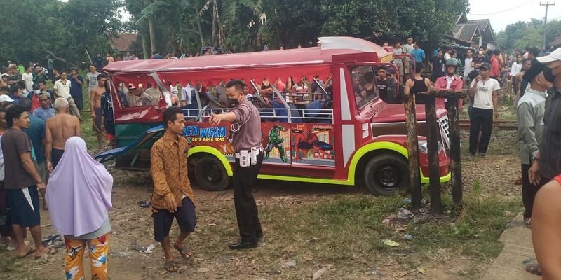 Odong-odong maut yang tertabrak kereta api di Kabupaten Serang/HEN
