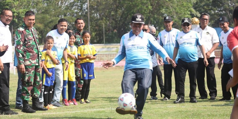 Walikota Serang Syafrudin melakukan tendangan pertama tanda dimulainya Kejuaraan Sepak Bola Piala Walikota/Hendra
