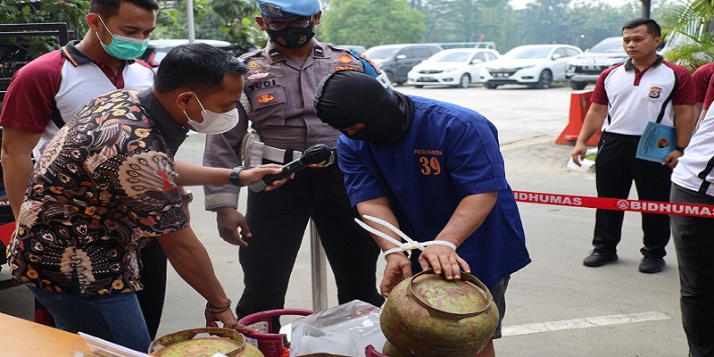 Polda Banten menunjukkan pelaku suntik gas eloiji bersubsidi/HEN