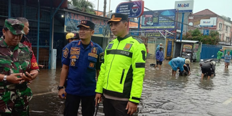 Kapolres Metro Tangerang Kota Kombes Pol Zain Dwi Nugroho saat meninjau banjir di Kota Tangerang/Repro