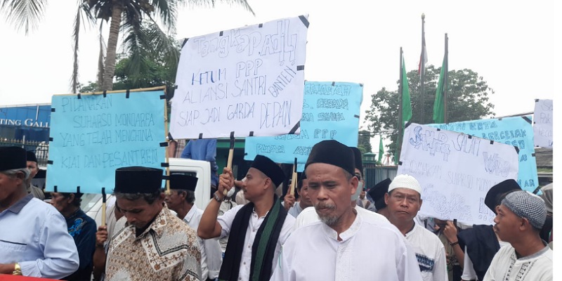 Aksi damai santri di Kantor DPW PPP Banten/HEN