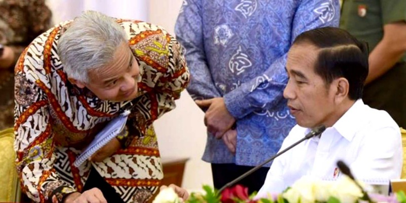 Presiden Joko Widodo saat berbicara dengan Gubernur Jawa Tengah, Ganjar Pranowo/Net
