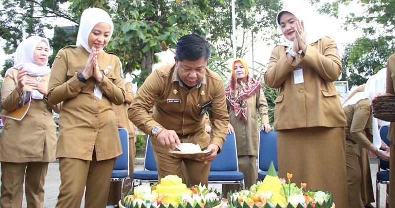 Kepala Diskoumperindag Kabupaten Serang Adang Rahmat melakukan potong tumpeng pada peringatan Harkopnas ke-76/HDR