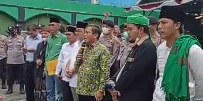 Ketua DPW PPP Banten Subadri Ushuluddin saat menerima ratusan pendemo yang menuntut Ketua Umum DPP PPP Suharso Monoarfa mundur terkait perkataan "Amplop Kiyai"/Repro