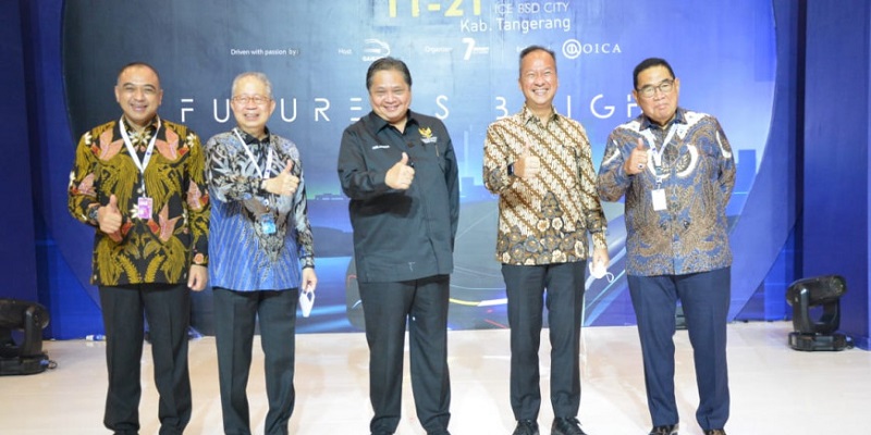 Menko Perekonomian Airlangga Hartato(tengah), Meteri Perindustrian (kedua kanan) dan Bupati Tangerang A Zaki Iskandar (paling kiri) saat membuka Pameran GIIAS di Ice BSD/Repro