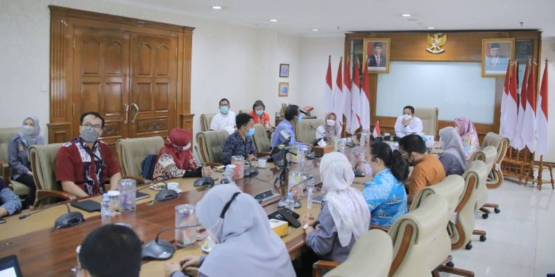 Walikota Tangerang Arief Wismansyah saat mendengarkan hasil evaluasi dari tim WHO dan Kemenkes RI di Pusat Pemerintahan Kota Tangerang, Jumat (12/8)/Repro