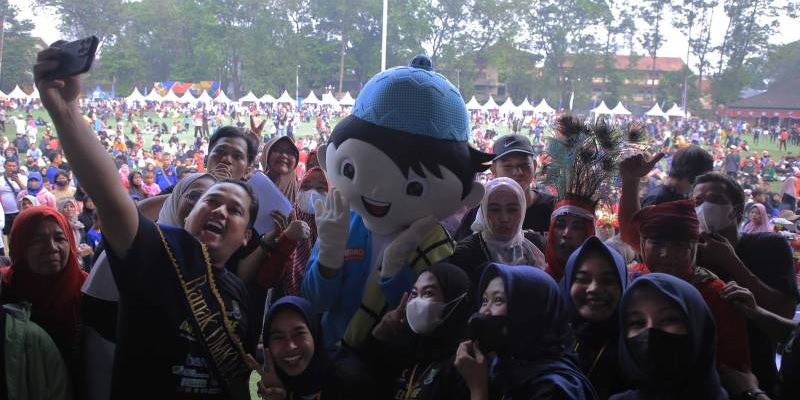 Walikota Tangerang di larut dalam kegembiraan bersama warga dalam Cisadane Walk Festival/Repro