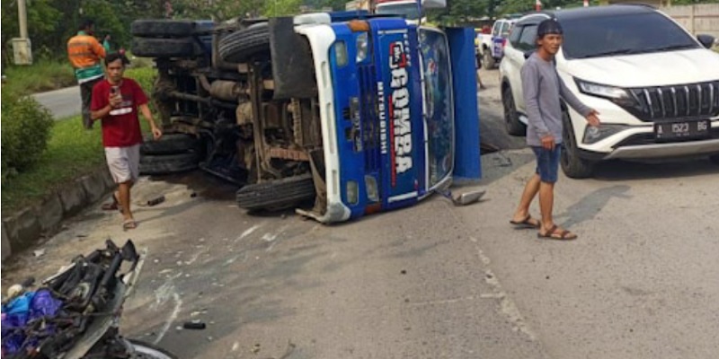 Kecelakaan lalu lintas truk tabrak belakang motor di Cilegon tewaskan pasangan suami-istri/Repro