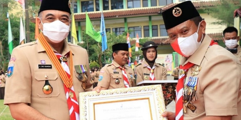 Bupati Ahmed Zaki Iskandar mendapat penghargaan Mabicab Pedul/Repro