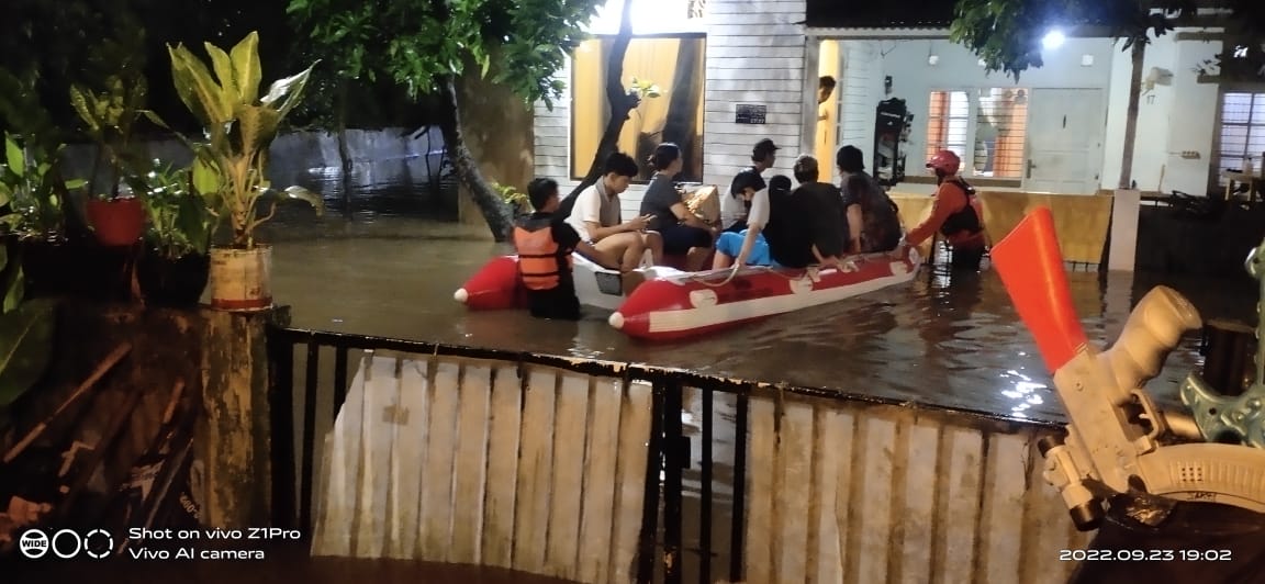 Warga Puri Bintaro dievakuasi akibat banjir/RAS