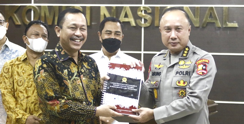 Ketua Komnas HAM Ahmad Taufan Damanik menyerahkan berkas hasil pemantauan dan penyelidikan peristiwa penembakan Brigadir J kepada Irwasum Polri Komjen Pol Agung Budi Maryoto/Repro
