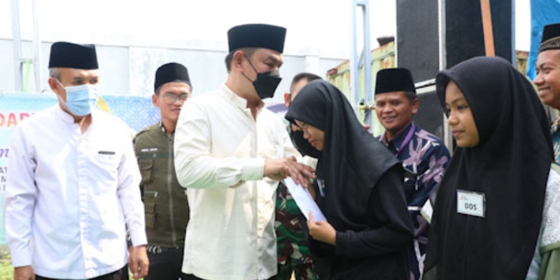 Wakil Bupati Tangerang Mad Romli memberikan bingkisan untuk yatim piatu pada acara Baksos dan santunan di Jambe/Repro