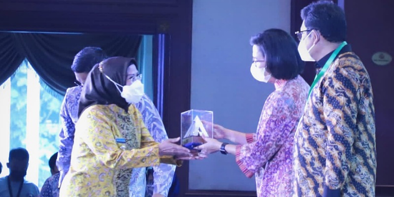 Bupati Serang Ratu Tatu Chasanah menerima penghargaan atas capaian akuntabilitas keuangan dari Kemenkeu yang diserahkan Menkeu Sri Mulyani/Ist