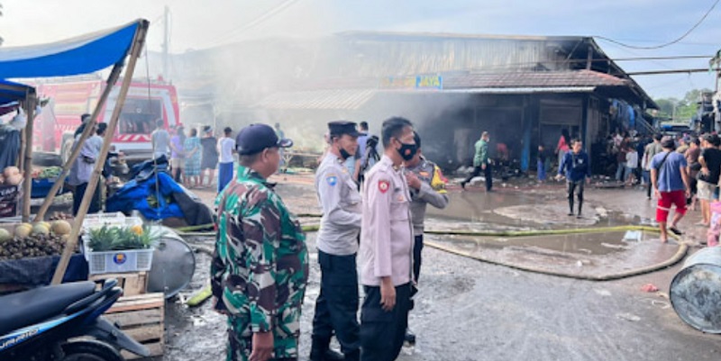 Aparat keamanan menggelar olah TKP di Pasar Sentiong asca kebakaran/Repro