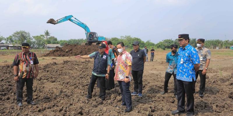 Walikota Tangerang Arief Wismansyah saat meninjau pembangunan venue sirkuit grasstrack/Dok