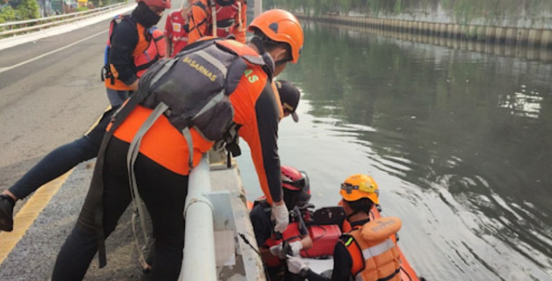 Korban lakantas yang tenggelam di Kali Grogol ditemukan Tim SAR dalam kondisi meninggal dunia/Repro