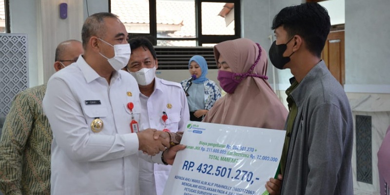 Bupati Tangerang Ahmed Zaki Iskandar saat menyerahkan santunan jaminan BPJS Ketenagakerjaan kepada ahli waris/Dok