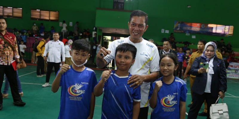Walikota Serang, Syafruddin bersama bibit-bibit atlet bulutangkis/HDR