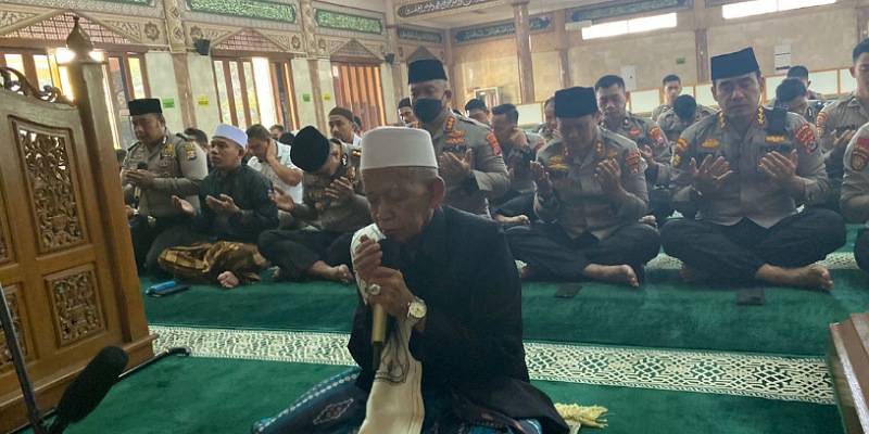 Ulama dan Kapolda Banten Irjen Rudy Heriyanto sholat tolak bala/HEN