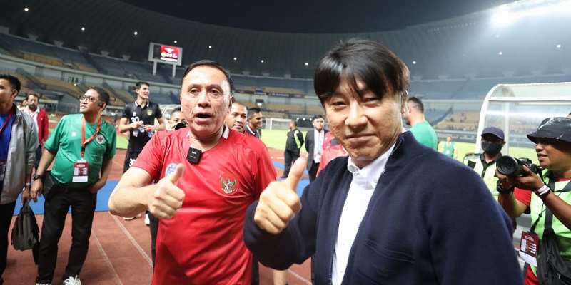 Pelatih Tmnas Shin Tae Yong dan Ketum PSSI Iwan Bule/Repro