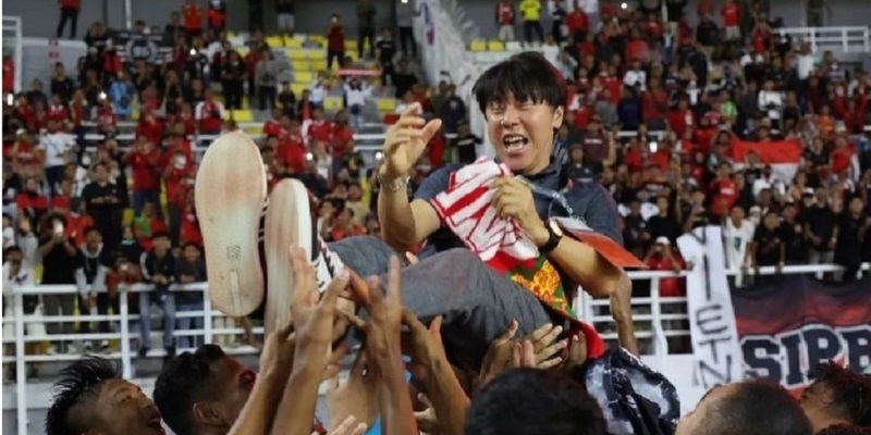 Pelatih Timnas Indonesia Shin Tae -yong bersama pemain dan official merayakan kemenangan timnya atas Curacao/Repro