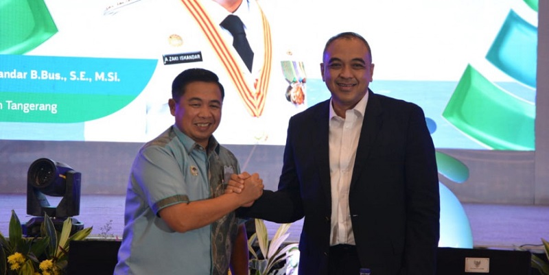 Bupati Tangerang Ahmed Zaki Iskandar (kanan) didampingi Walikota Banjarmasin Ibnu Sina terpilih Ketua Umum Aliansi Kabupaten-Kota Peduli Sanitasi (AKKOPSI) periode 2022-2026/Repro