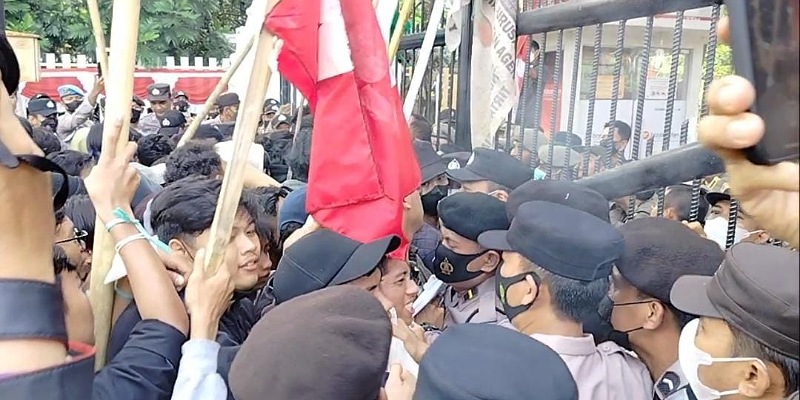 Mahasiswa tolak kenaikan BBM bentrok dengan Polisi di Gedung DPRD Banten/HEN