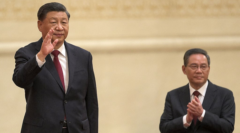 Li Qiang (kanan) mendampingi Xi Jinping.