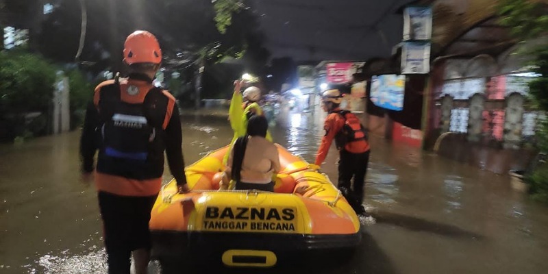Evakuasi korban banjir di Jakarta/IST
