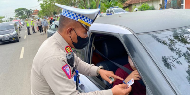 Polisi memeriksa kelengkapan surat-surat mobil dalam Operasi Maung 2022/Repro