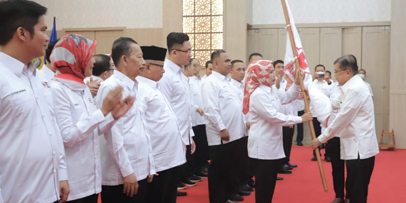 Ketua Umum PMI Jusuf Kalla menyerahkan pataka bendera PMI tanda resminya kepengurusan baru PMI Banten/Ist
