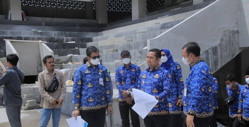Walikota Tangerang H. Arief R. Wismansyah saat meninjau pembangunan venue Porvop Banten/Repro