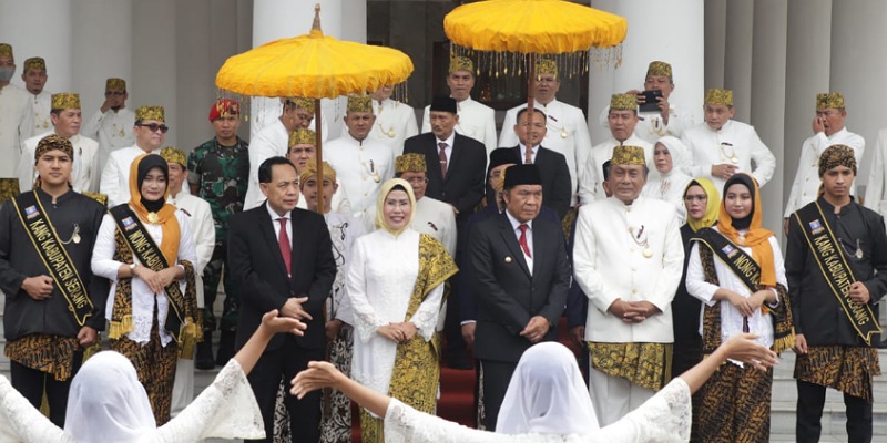 Penjabat Gubernur Banten Al Muktabar diapit Bupati Serang Ratu Tatu Chasanah dan wakilnya Pandji Tirtayasa di acara HUT Kabupaten Serang/Ist