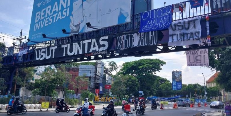 Spanduk yang menyerukan usut tuntas kerusuhan Kanjuruhan bertebaran di Malang/Disway