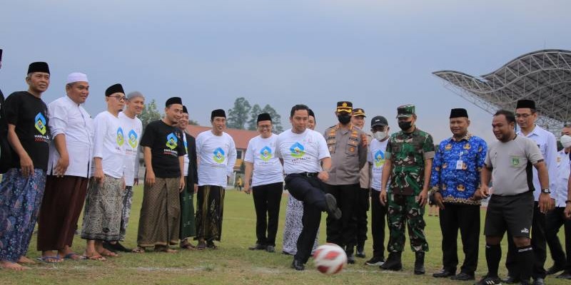 Walikota Tangerang Arief Wismanysah melakukan tendangan pertama tanda dimulainya kompetisi Liga Santri Walikota Tangerang Cup 2022/Repro