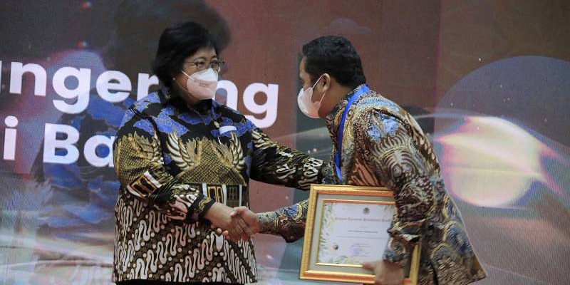 Walikota Tangerang Arief Wismansyah menerima piagam penghargaan dari KLHK yang diserahkan Menteri Siti Nurbaya untuk pembinaan Proklim/Dok