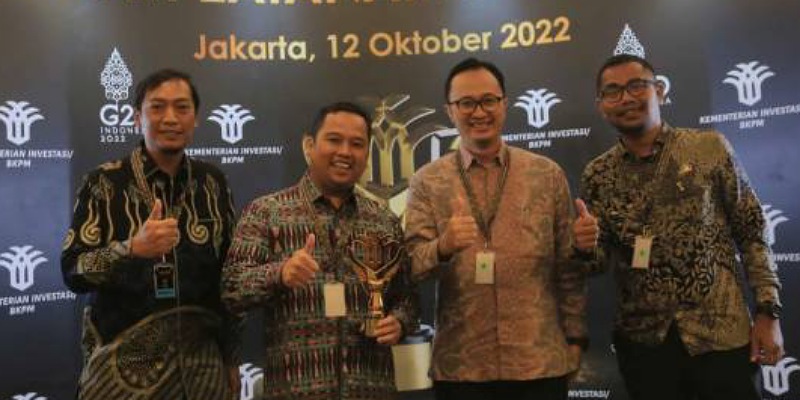 Walikota Tangerang Arief Wismansyah memperlihatkan piala penghargaan layanan investasi terbaik dari BPKM/Repro