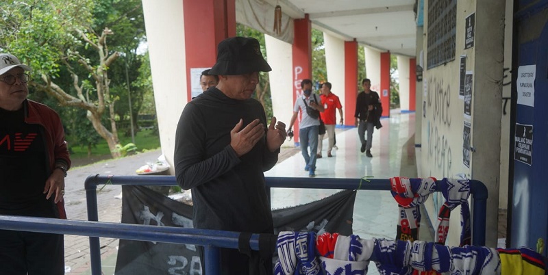 Ketua Umum PSSI Mochamad Iriawan berdoa untuk korban tragedi Kanjuruhan Malang/PSSI