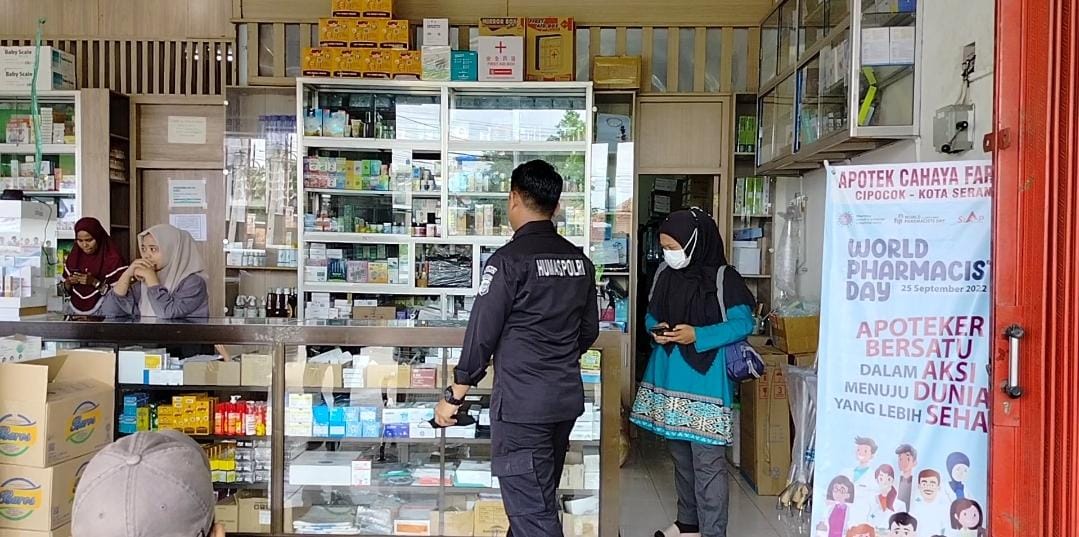 Petugas gabungan mengecek apotek untuk menyisir obat sirup yang dilarang pemerintah/HEN