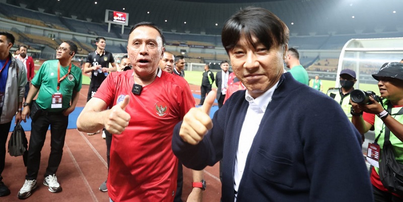 Pelatih Timnas Indonesia Shin Tae-yong bersama Ketua PSSI Mochammad Iriawan/Repro/