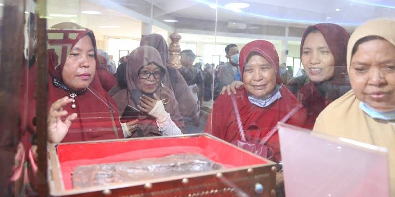 Pengunjung pameran Artefak dari Ibu-ibu Majelis Taklim Pemalang/Repro