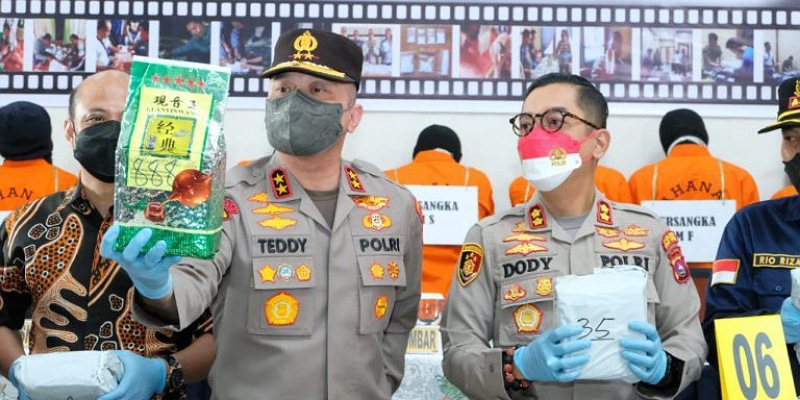 Irjen Teddy Minahasa saat masih menjabat sebagai Kapolda Sumatera Barat saat merilis pengungkapan penyalahgunaan sabu-sabu seberat 41 Kg di Polres Bukittinggi pada 21 Mei 2022/Disway
