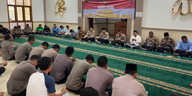 Doa bersama jajaran Polres Serang bersama kelompok suporter di Serang/HDR