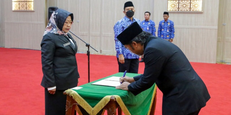 Pj Gubernur Banten Al Muktabar menandatangani pengangkatan Virgojanti sebagai Kepala DPMTSP Provinsi Banten/Repro